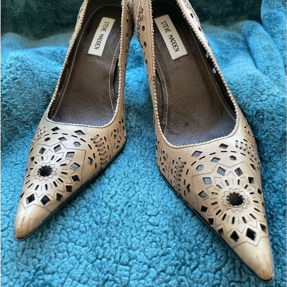 Camel-colored soft leather cut-out pointy toes pumps. Perfect color for Autumn! - Picture 1 of 8